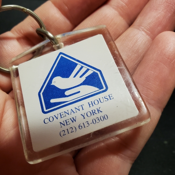 Convent House New York Keychain - Picture 4 of 5